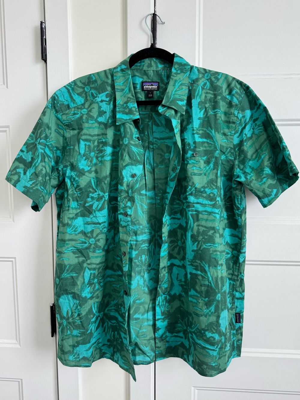 Patagonia Go-To Button Up Short Sleeve Shirt in Cliffs & Waves ‘ Conifer Green ‘